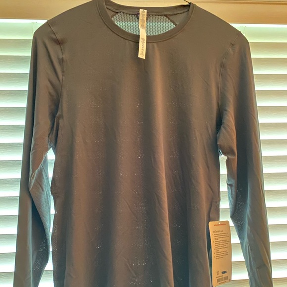 Brand new never worn lululemon shirt - Picture 2 of 5